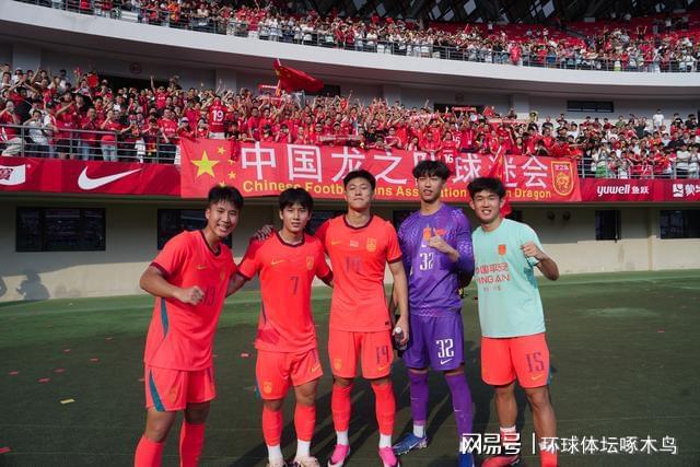 蓉城打平就夺冠!曝韦世豪的狗登上看台TIFO:见识见识你的本事