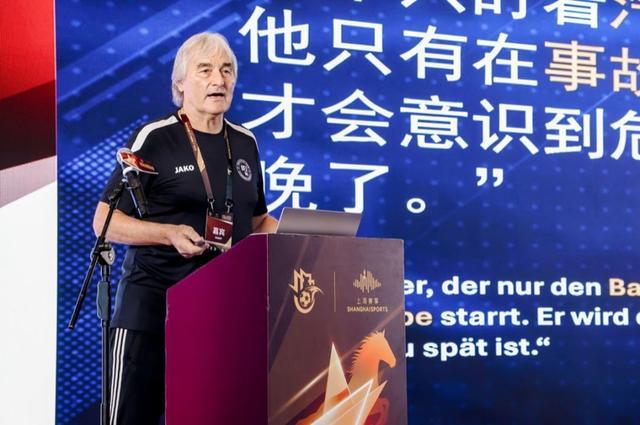 皇马核心现身巴萨友谊赛 为他破例的却是老东家