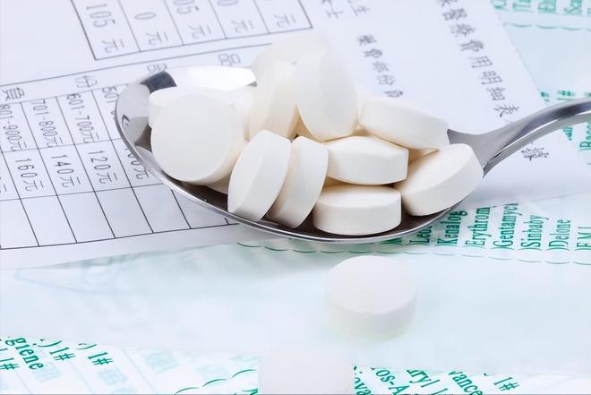 “我读这么多书有什么用?”女子控诉求职难,网友一针见血:文员对长相有要求!