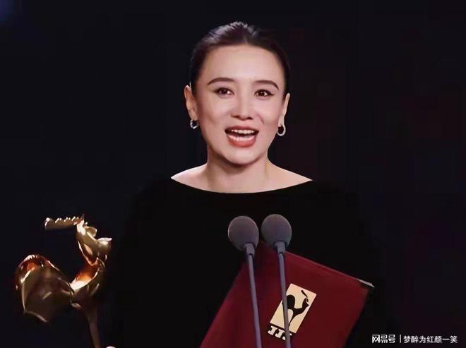 45岁金·卡戴珊扮成13岁女儿,网友:母女俩像双胞胎