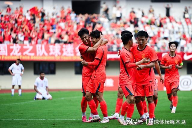 蓉城打平就夺冠!曝韦世豪的狗登上看台TIFO:见识见识你的本事